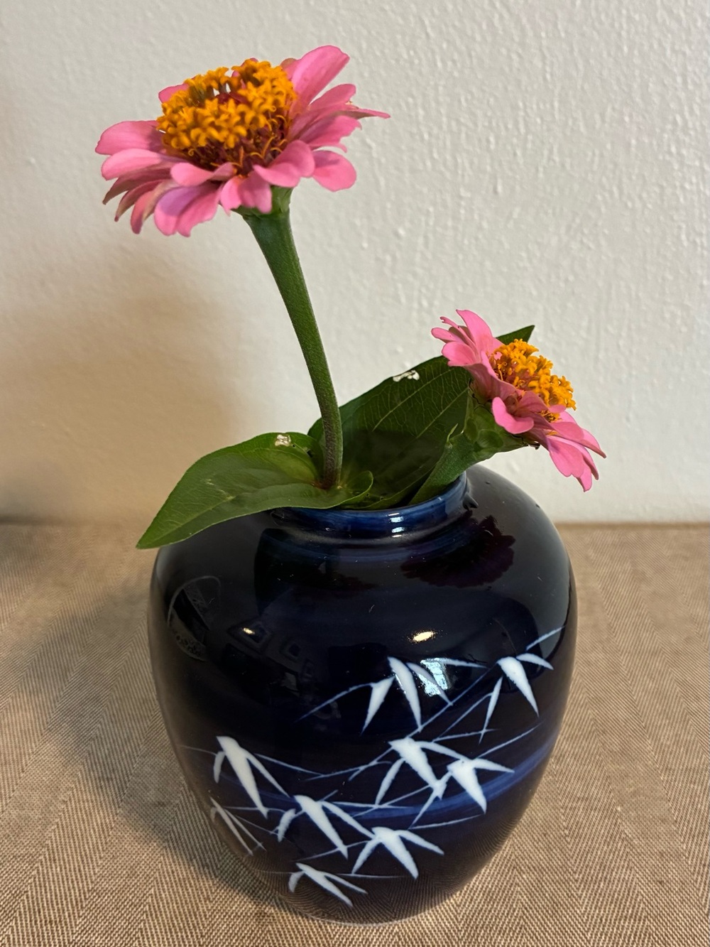 VTG Norleans Japan navy cobalt blue & white vase Beautiful 4.5 inches tall. EUC